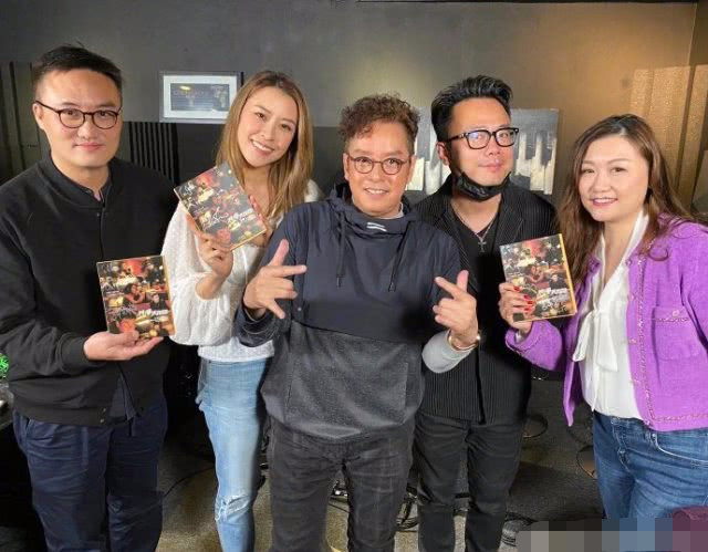 谭咏麟直播开演唱会,歌声流畅优美人靓仔,与歌迷亲切合影精神佳