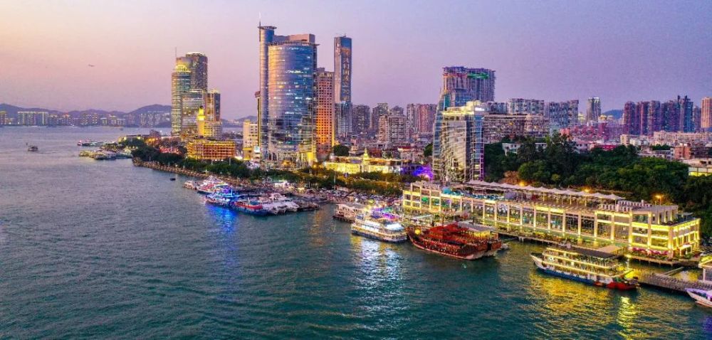 夜 经济 鹭江道一带,        滚动亮出的"热烈庆祝中华人民共和国成立
