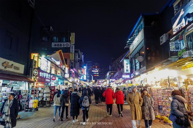 首尔年轻人最爱去的潮流地弘大逛夜市吃美食一站搞定