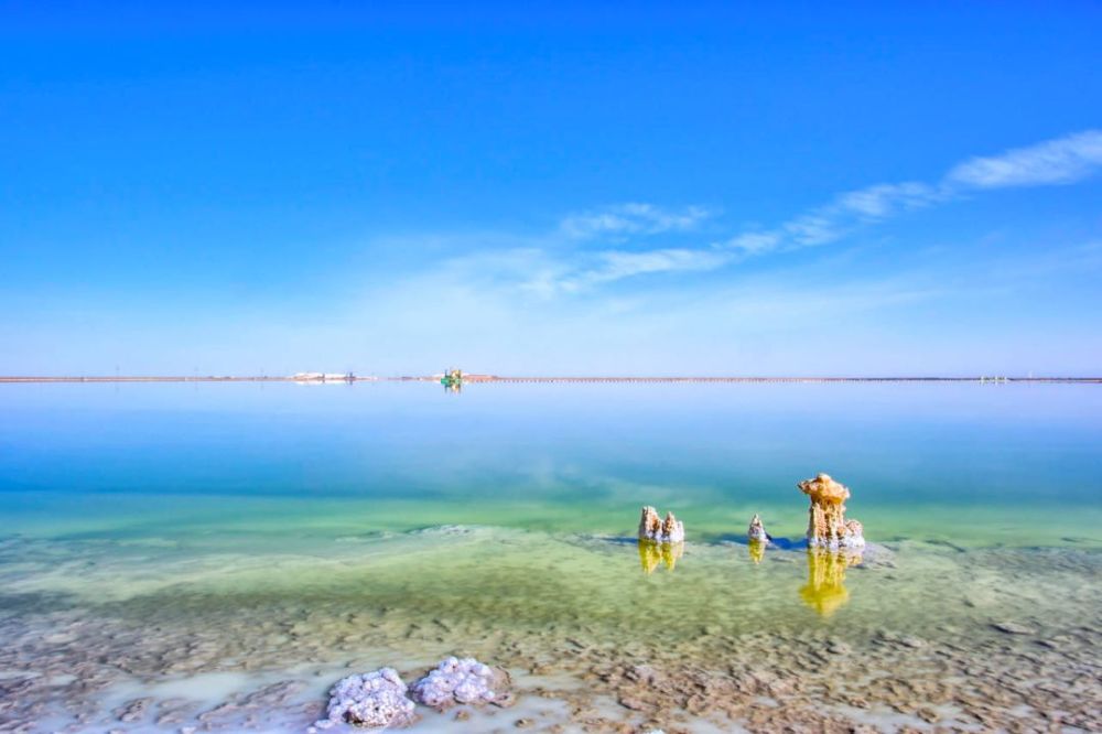 中国最大的天空之镜是茶卡盐湖的56倍它的盐还可以造桥