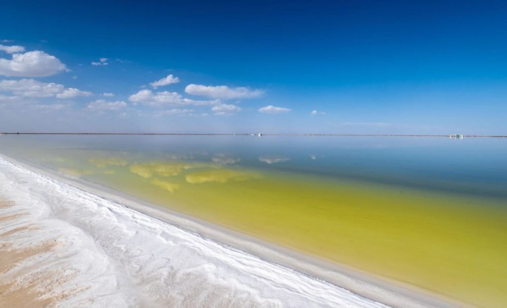 中国最大的天空之镜是茶卡盐湖的56倍它的盐还可以造桥