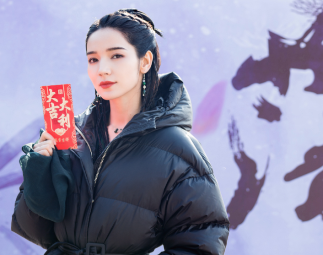 觉得代斯在剧中的造型是不是很好看呢?欢迎在评论区留下你们的看法吧!