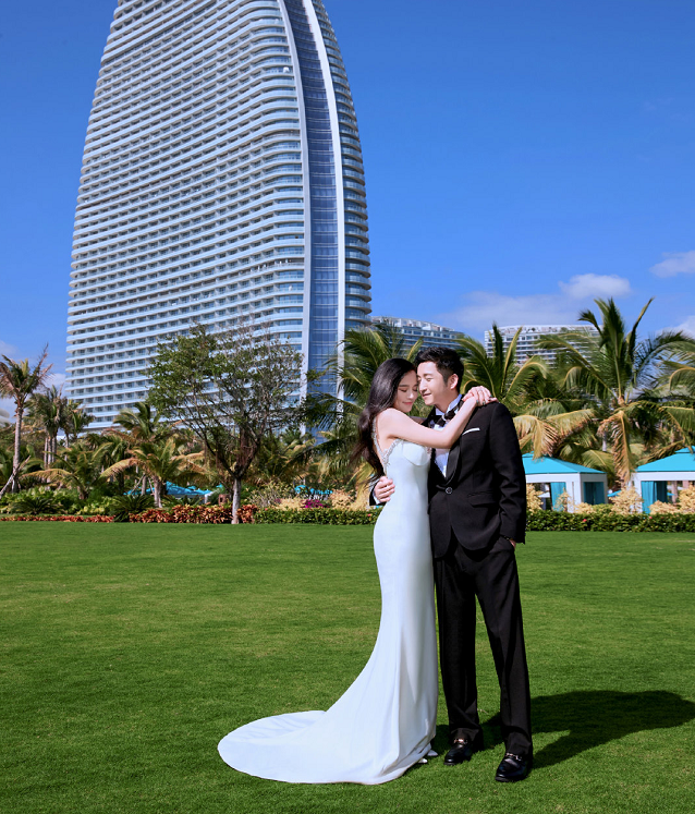 邹市明冉莹颖婚纱写真释出,在海边拥吻亲密依偎十分