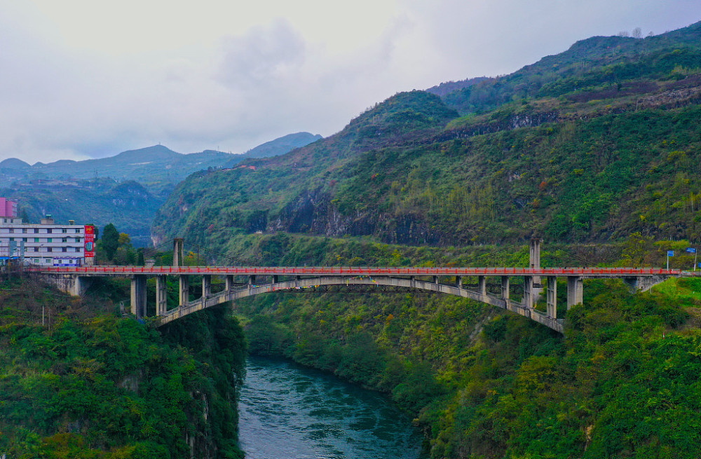 贵州黔西:航拍鸭池河畔铁吊桥