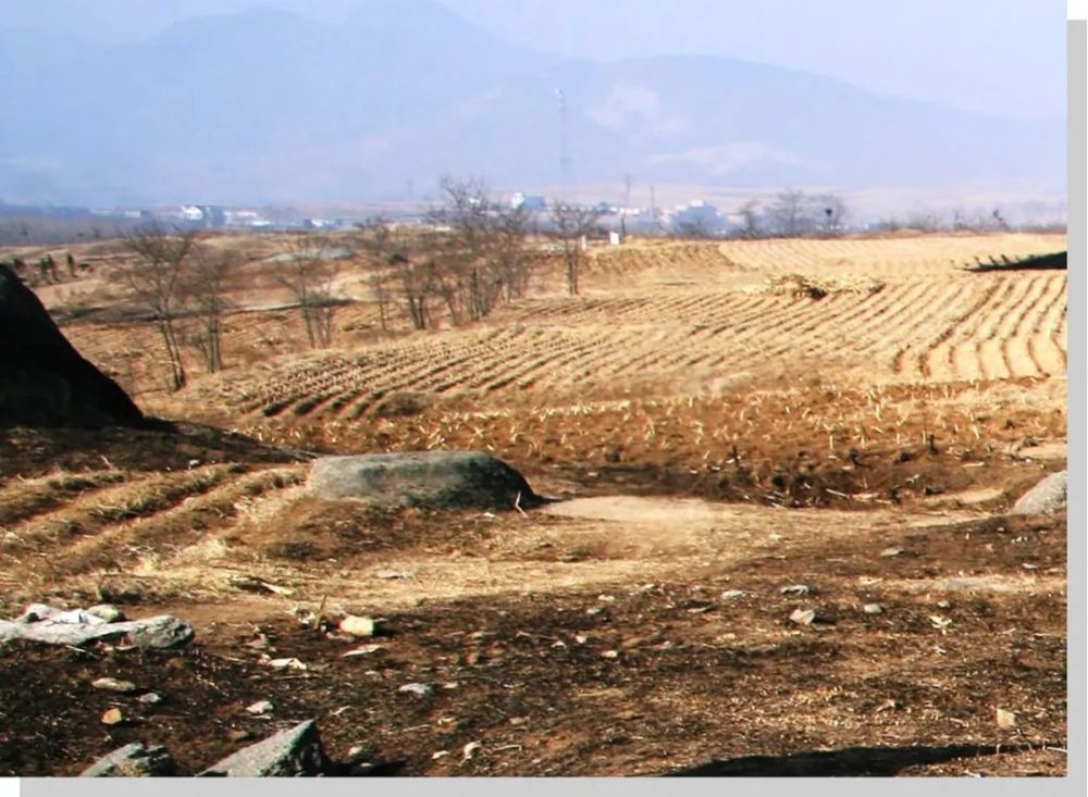 石棚近景 双房墓地对研究辽宁地区青铜时代的丧葬文化,青铜短剑文化