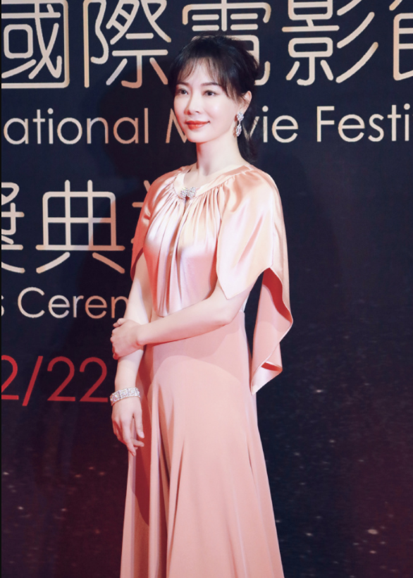 陈数果然是不老女神,身穿蓝色吊带连衣裙性感大气,身材凹凸有致