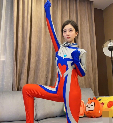 cosplay皮套热吗,cosplay紧身皮衣 冯提莫cos奥特曼,看到成品后宅男们都心碎了,连皮套都