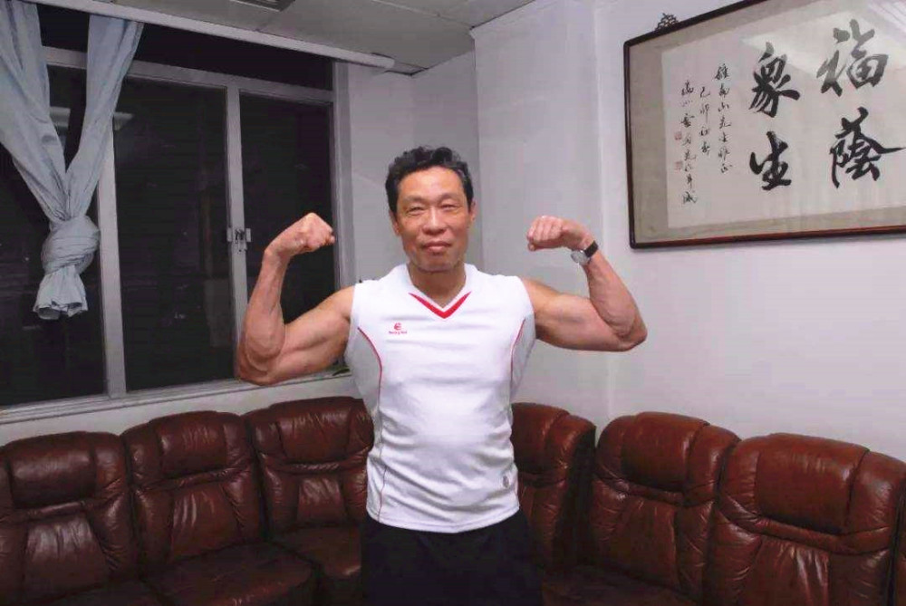 83岁钟南山最爱跑步和健身,那么晨跑5公里和每晚健身1小时,谁更好?