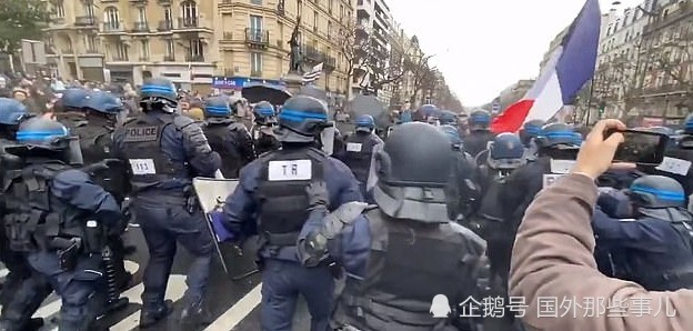法国疫情告急民众仍上街抗议 放火并和警察发生冲突称