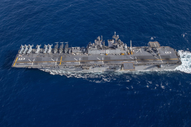 3月13日,"美国"号两栖攻击舰在南海航行,甲板上摆放着mv-22,ch-53e和f