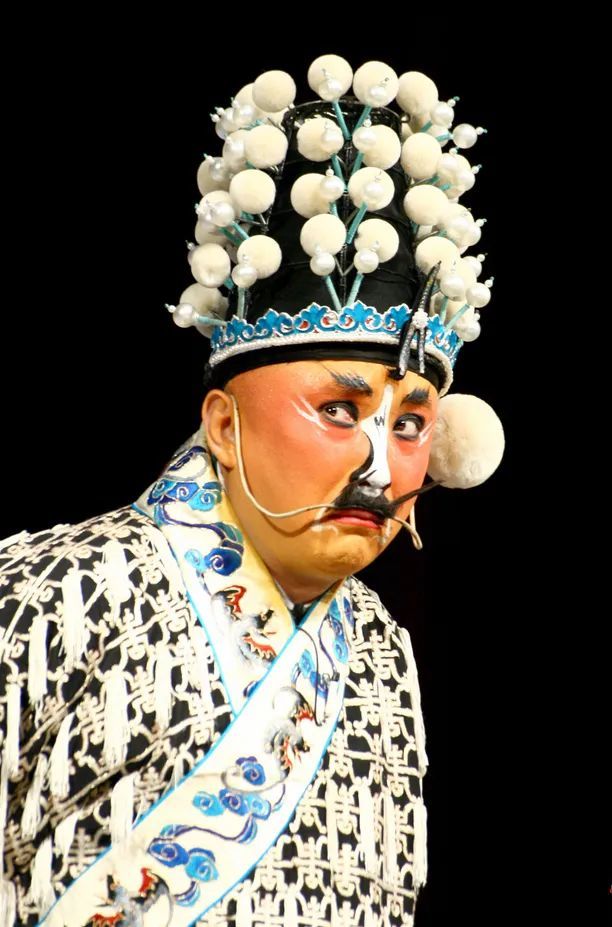 是天津市青年京剧团国家一级演员,唱念做打俱佳的丑角名家——石晓亮