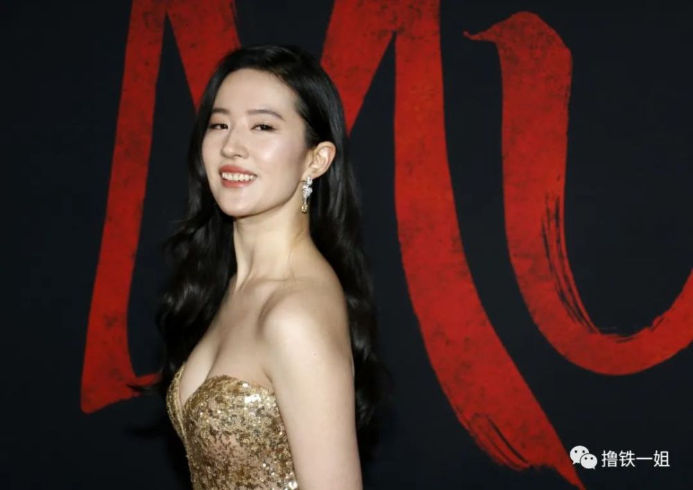 刘亦菲穿长裙惊艳出镜,大方不遮掩,但这斜方肌如何改善