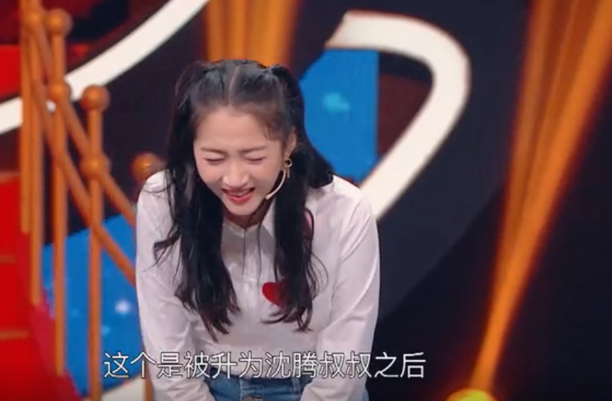 关晓彤弯腰大笑,当挺直身板那刻,谁注意腿?难怪双手拽裙摆