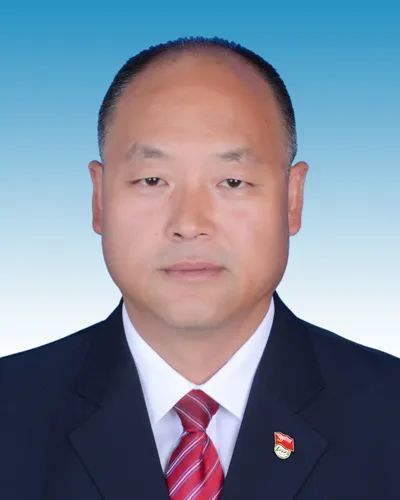 省委党校大学学历,中共党员,1992年8月参加工作,历任云南驿镇副镇长