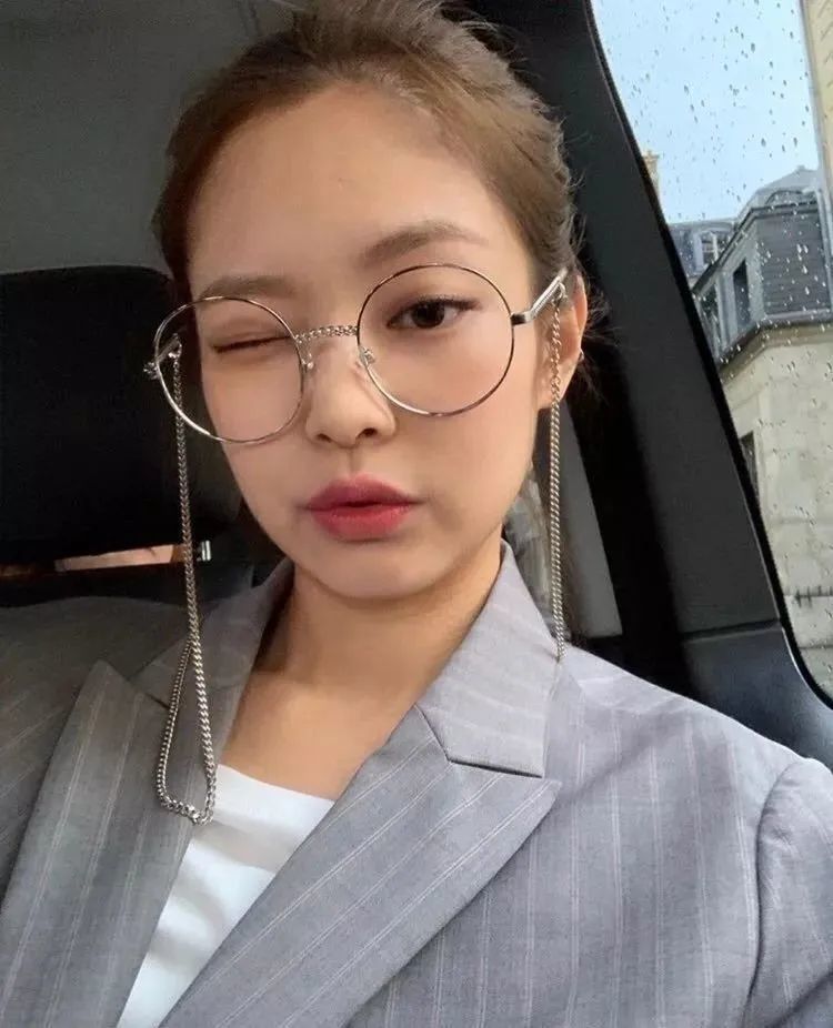 链条眼镜也是去年才火起来的,加上链条帅气,拆下链条可爱,一副眼镜