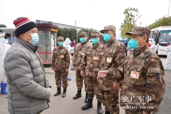 甘教授出院时,再次感谢火神山医院的医务人员出院时,火神山医院张思兵