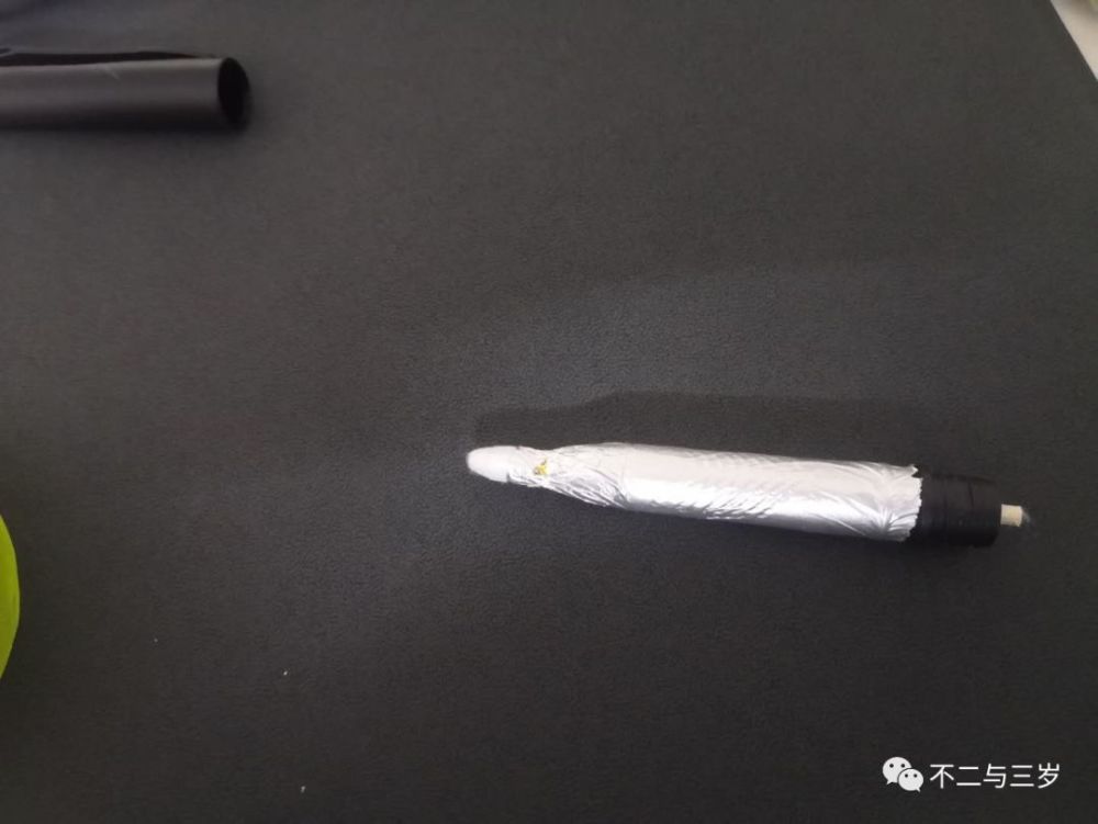 第四步,用这支自制电容笔的棉签蘸点水