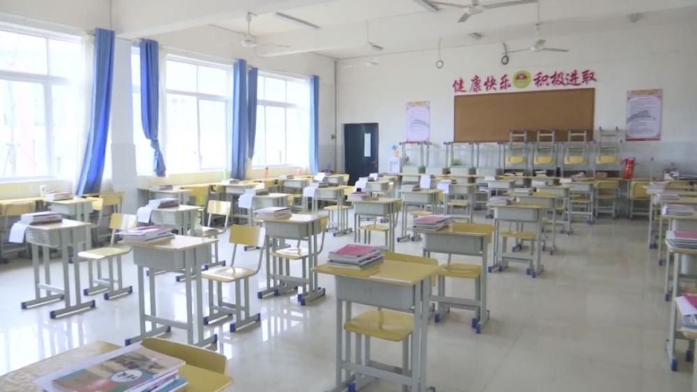 在贵安新区普贡中学,今天同样有407名学生正在错峰返校.