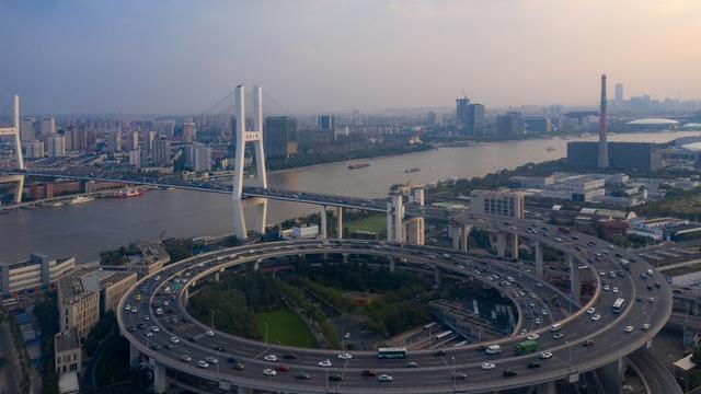 航拍上海南浦大桥,螺旋引桥如巨龙飞舞,夜晚流光溢彩很震撼