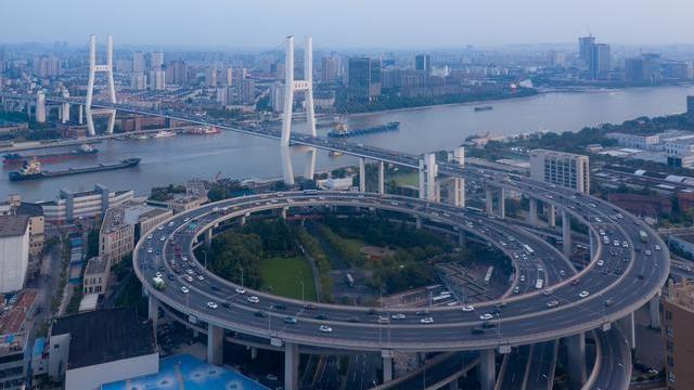 航拍上海南浦大桥,螺旋引桥如巨龙飞舞,夜晚流光溢彩很震撼