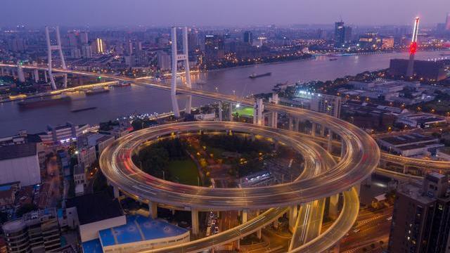 航拍上海南浦大桥,螺旋引桥如巨龙飞舞,夜晚流光溢彩很震撼