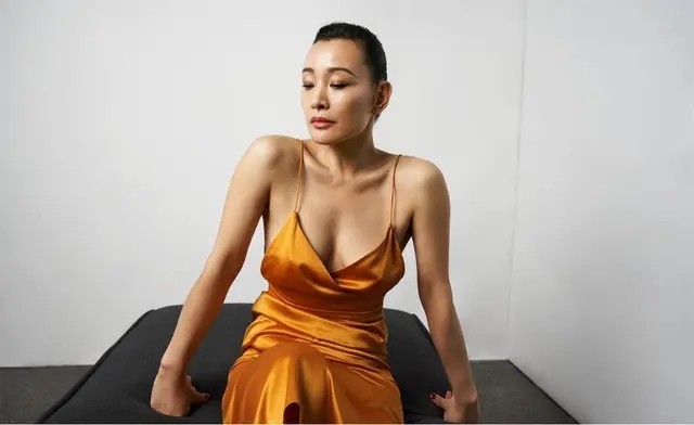 58岁的陈冲身材超级赞,金色吊带依旧性感,同龄人都比
