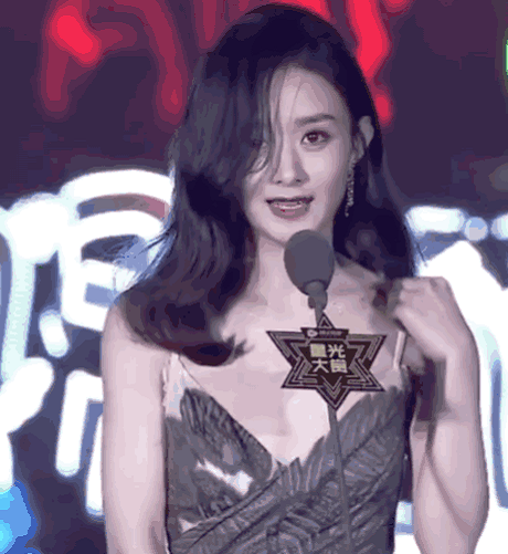 赵丽颖"遮眼刘海"走红,才发现杨幂也有同款?差距一目了然