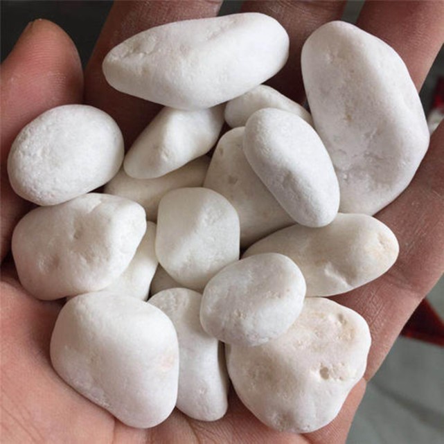 玉石和普通石头有何区别,河滩上那些看似漂亮的白石头会不会是玉石?