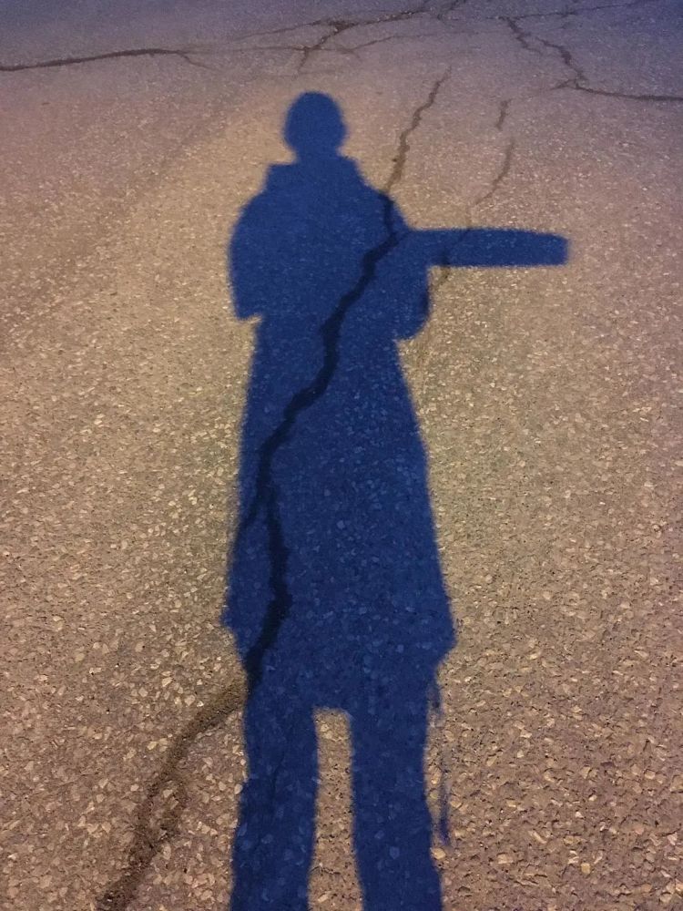 中国留学生,夕阳下拍摄影子,这才是真的艺术!