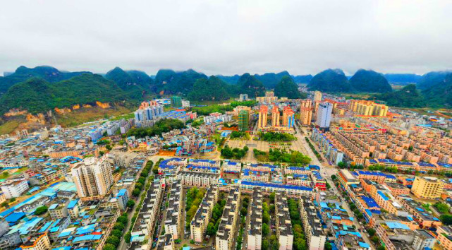 除了有国道之外,目前大新县有一条高速公路过境,距离大新县城最近的