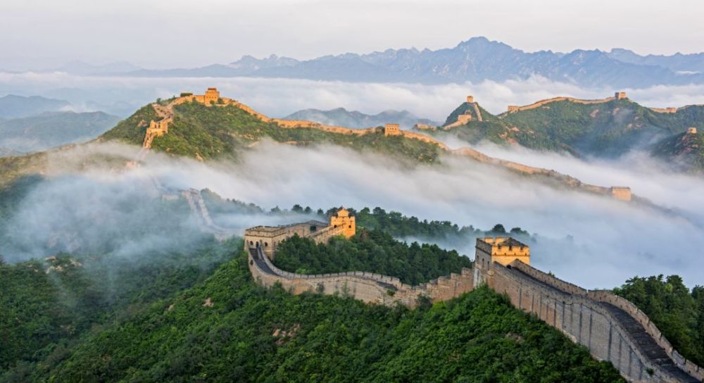 嘉峪关等地段,但论中国最美的长城,并不是这些名关和名景,而是有"万里