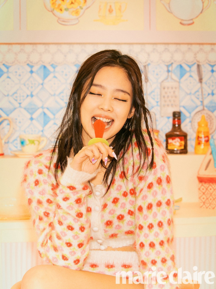jennie体重100斤,任性挑战针织露腰装,身材比例太惊艳