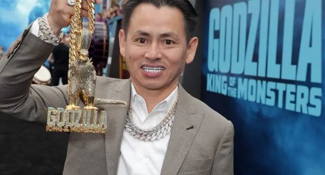 这位越南大叔垄断了全美rapper的牙套
