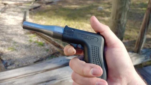 "奥拓"的扳机相当可靠,保险装置能进一步防止走火,按照枪械击发原理