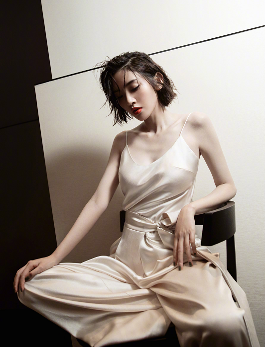 唐艺昕官宣怀孕后,再看3个月前写真照,才知道她咋藏"孕肚"的