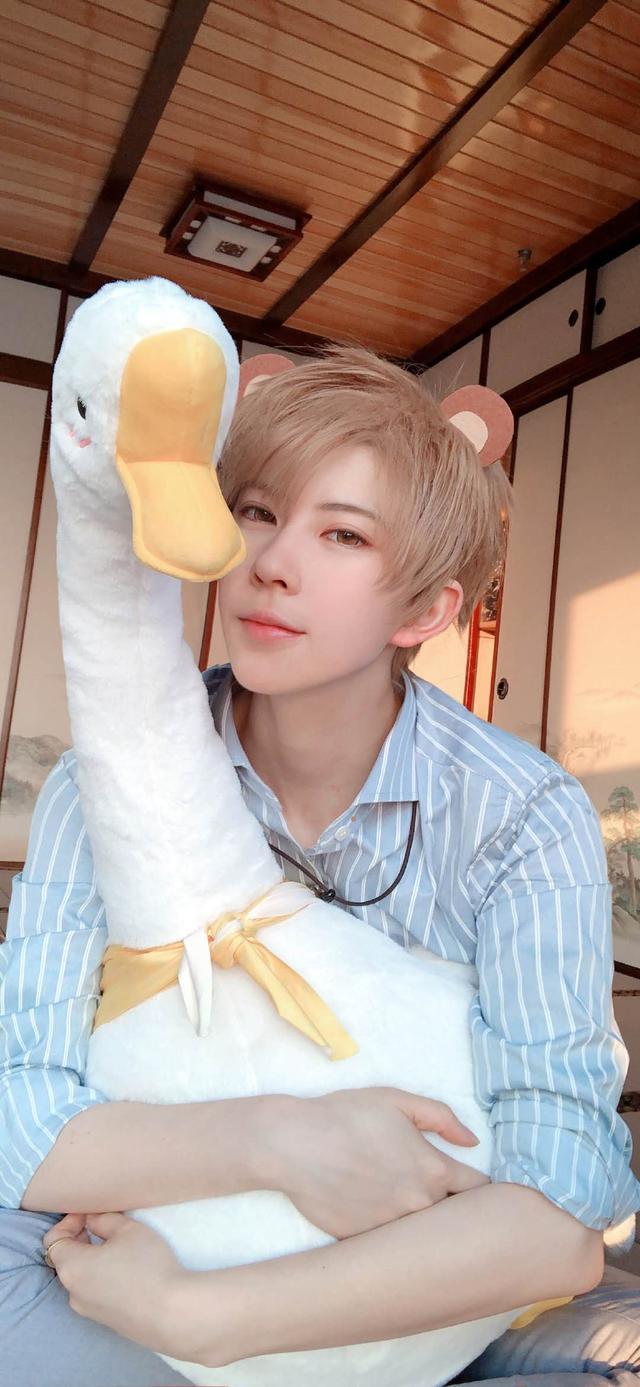 就比如这个叫kumaqi熊祁的coser,平时都是以男性角色出现在人们的视角