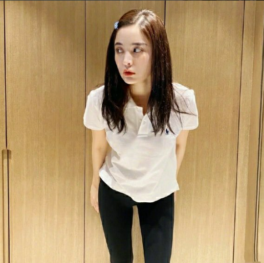 古力娜扎晒照秀舞姿,紧身裤下的"腿型"太抢镜,是我不