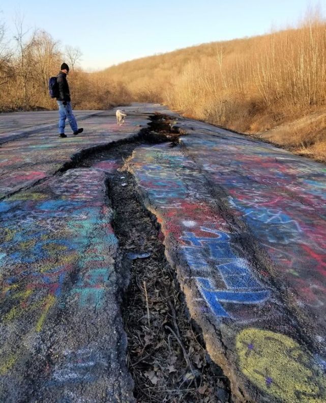 这条美国的废弃公路,充斥着涂鸦,被称为"真正的寂静岭