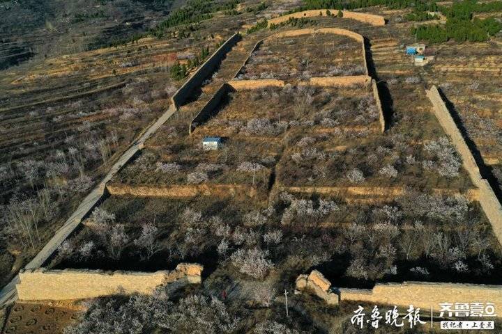 明德王陵古遗址,位于济南长清五峰山办事处青崖山,北依青崖山寨,南靠