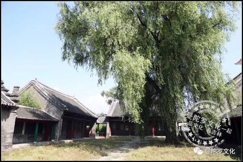 透过院墙的空隙,可以窥见魁府院内存放着一些青砖灰