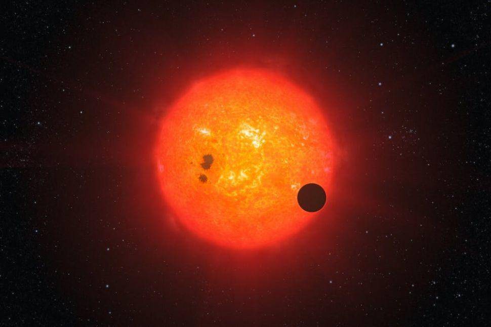图解:艺术家对系外行星穿越红矮星的印象.图源:space