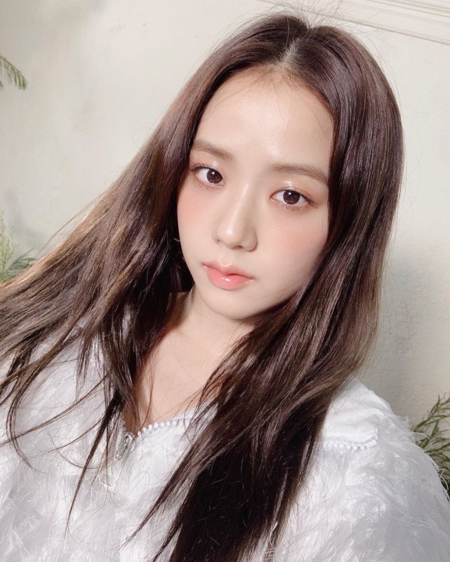 blackpink金智秀晒杂志写真,变身为"花仙子"展现清纯动人魅力