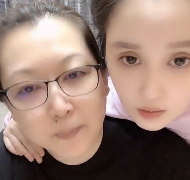 赵本山全家福公开,妻子马丽娟低调首露面,身价上亿却没架子