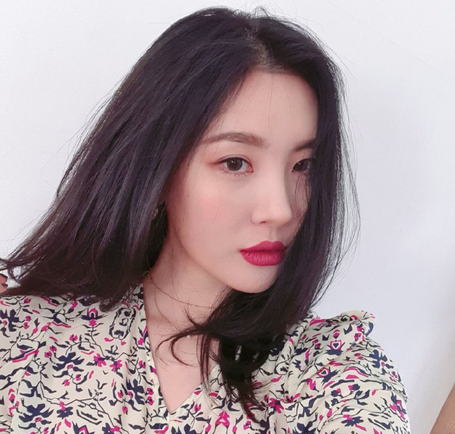 宣美正式注册微博,身穿杏色碎花雪纺衫自拍,果然颜好穿什么都美