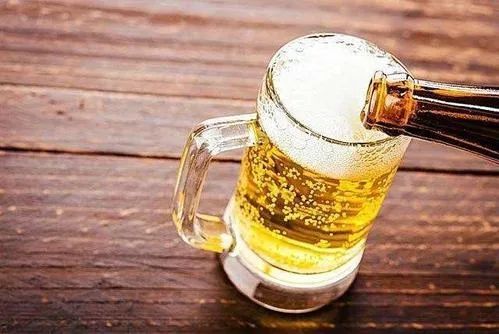 为什么喝完酒后有人话变多,有人只想睡觉?