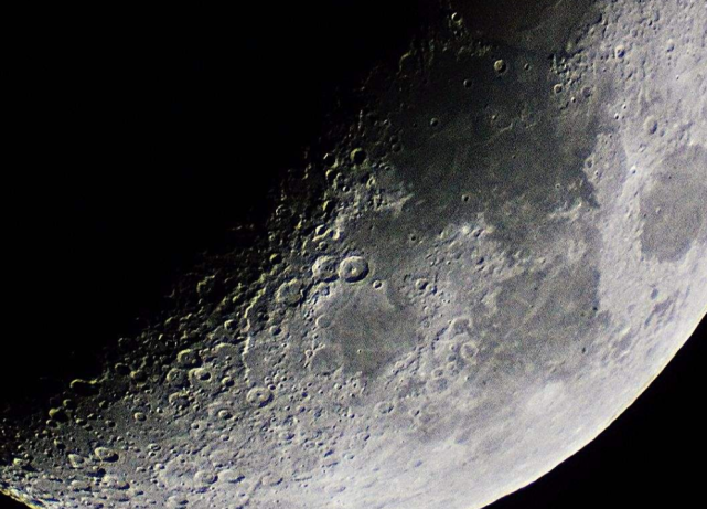 如果用天文望远镜观察月球,会看到什么?画面有些震撼