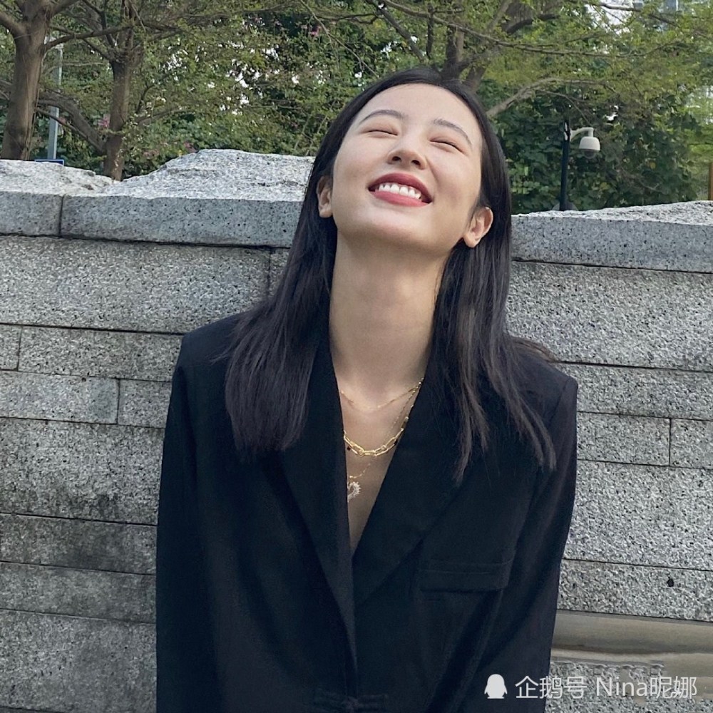周雨彤瘦成麻杆,167cm纸片身材却用真空装凹曲线,"蚂蚁腿"太吸睛