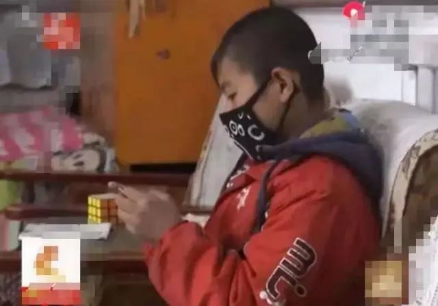 小学生玩手游花了一万多,该怎么教育孩子少玩手机?
