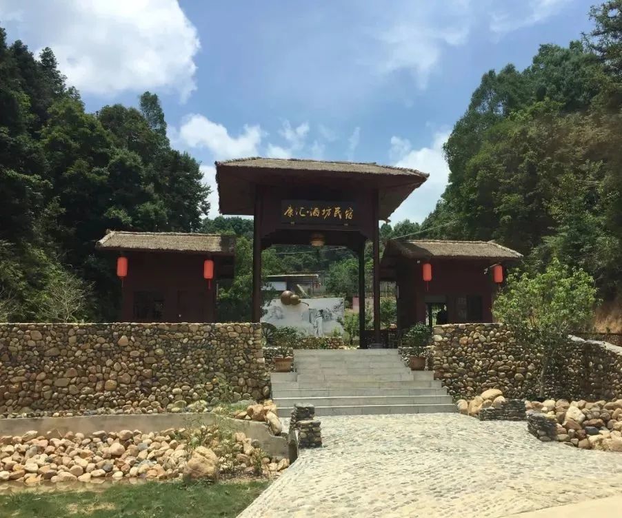 酒坊,位于康禾曲龙,这是一个深山中的民宿,以传统客家制作黄酒工艺为