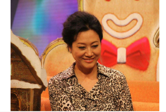 演员王丽云与前夫分居10年后离婚,现却还在用老人机